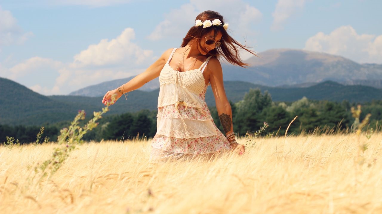 mujer baila campo