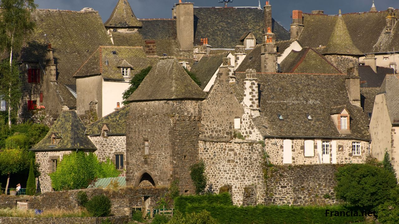 Salers es un hermoso pueblo medieval ubicado en la región de Auvernia-Ródano-Alpes, en el departamento de Cantal, en el centro-sur de Francia. Considerado uno de los "Plus Beaux Villages de France" (los pueblos más bonitos de Francia), Salers es conocido por su arquitectura de piedra volcánica negra y su ambiente pintoresco que ha sido bien conservado desde la Edad Media. Algunos aspectos clave de Salers son: Arquitectura medieval: Sus calles empedradas, edificios históricos y casas con torres del siglo XV y XVI hacen que el paseo por el pueblo sea como un viaje en el tiempo. Murallas y fortificaciones: Salers era un importante bastión en la Edad Media, por lo que el pueblo tiene murallas defensivas y torres que datan de esa época. Paisajes de Auvernia: El pueblo está situado en una meseta que ofrece vistas panorámicas de los Montes de Cantal, que son parte del macizo volcánico más grande de Europa. La raza bovina Salers: El pueblo es también famoso por la raza de ganado bovino que lleva su nombre, conocida por su pelaje rojizo y cuernos largos. La carne de Salers es muy apreciada, así como el queso que también lleva su nombre, el queso Salers, elaborado de forma tradicional con leche cruda de vaca. Cultura y gastronomía: Además de la carne y el queso de Salers, la región es conocida por su licor de Gentiane, hecho con la raíz de la planta de genciana, una planta autóctona de la zona. Visitar Salers es sumergirse en un entorno tranquilo y auténtico, que mezcla la naturaleza volcánica de la región con una rica herencia cultural.